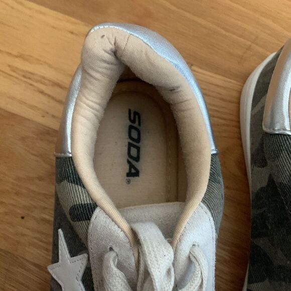 Soda camo sneakers size 8.5 silver detail - Picture 3 of 8